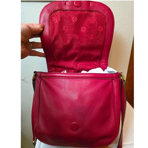 Tory Burch Amanda Red Leather Saddle Crossbody Bag Gold Logo NWT - Picture 9 of 14